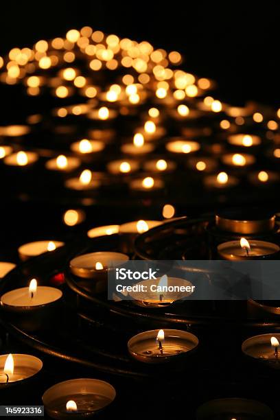 Nächstenliebe Beten Kerzen In Ein Tempel Stockfoto und mehr Bilder von Mahnwachen - Mahnwachen, Kerze, Kerzenschein