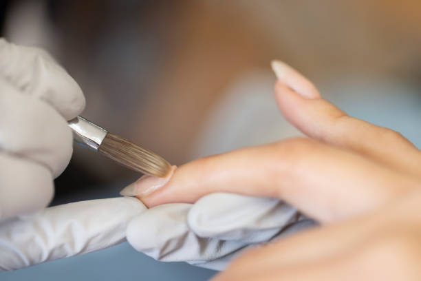 manicurista aplicando acrílico en las uñas - fingernail acrylic women beauty fotografías e imágenes de stock