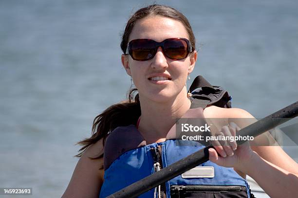 Donna Kayak - Fotografie stock e altre immagini di Acqua - Acqua, Adulto, Ambientazione esterna