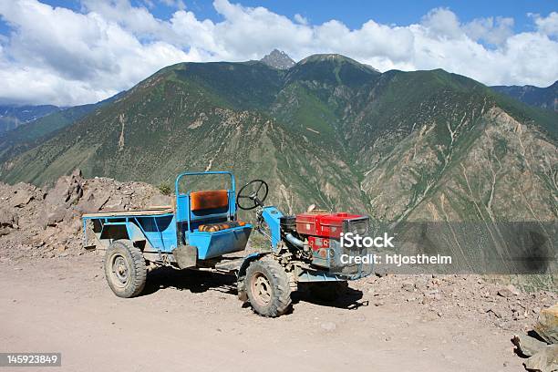 Foto de Pequeno Chinês Trator No Tibete e mais fotos de stock de Carro - Carro, Pequeno, Trailer de Carro