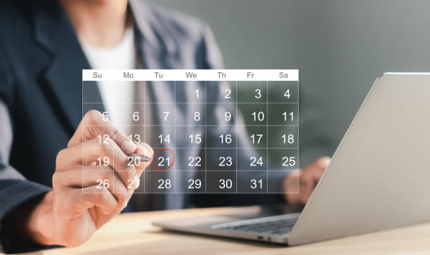 empresário gerencia o tempo para um trabalho eficaz. calendário na interface da tela virtual. realce lembretes de compromissos e agenda de reuniões no calendário. conceito de gestão do tempo. - research organization data color image - fotografias e filmes do acervo