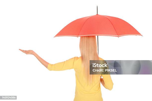 Foto de Mulher Verificando Para Chuva e mais fotos de stock de Guarda-chuva - Guarda-chuva, Vista Traseira, Pessoas