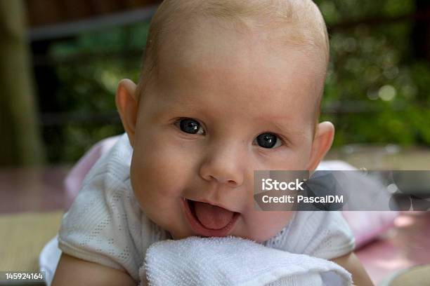 ハッピー 5month 前の赤ちゃん - 1人のストックフォトや画像を多数ご用意 - 1人, 1歳未満, カメラ目線