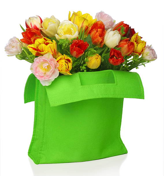 green Tasche mit Tulpen – Foto