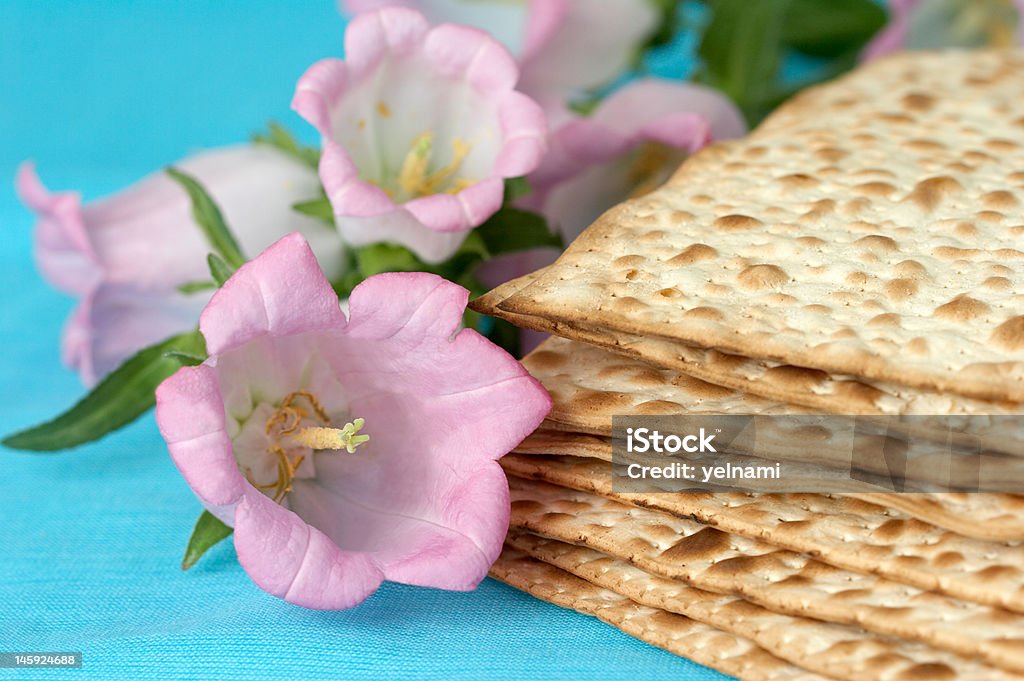 matzo. Pessach judaico pão com flores - Foto de stock de Assado no Forno royalty-free