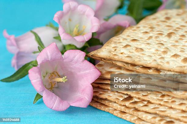 Foto de Matzo Pessach Judaico Pão Com Flores e mais fotos de stock de Assado no Forno - Assado no Forno, Azul, Bastão - Martelo