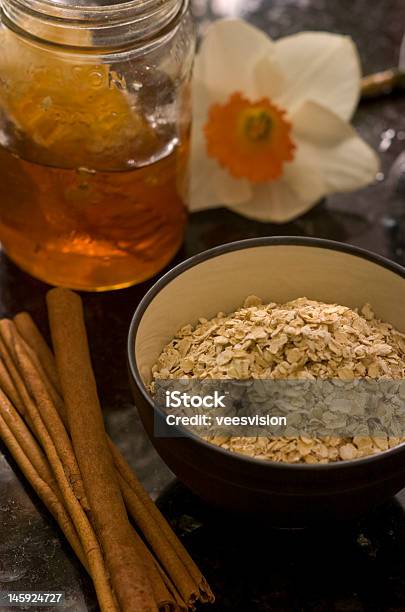 Raw Avena Con Un Fiore - Fotografie stock e altre immagini di Alimentazione sana - Alimentazione sana, Ambientazione interna, Calore - Concetto