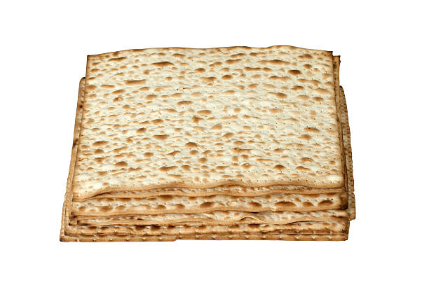 matzo. pesah ebraica (o pasqua ebraica) di pane isolato su bianco - passover seder judaism afikoman foto e immagini stock