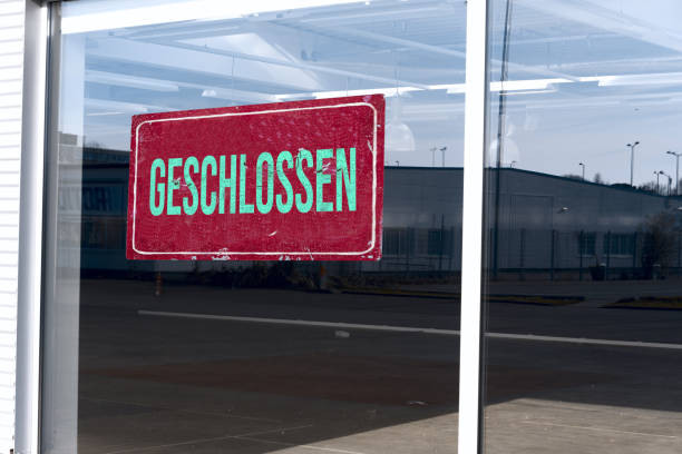 Ein Schaufenster und Schild Geschlossen