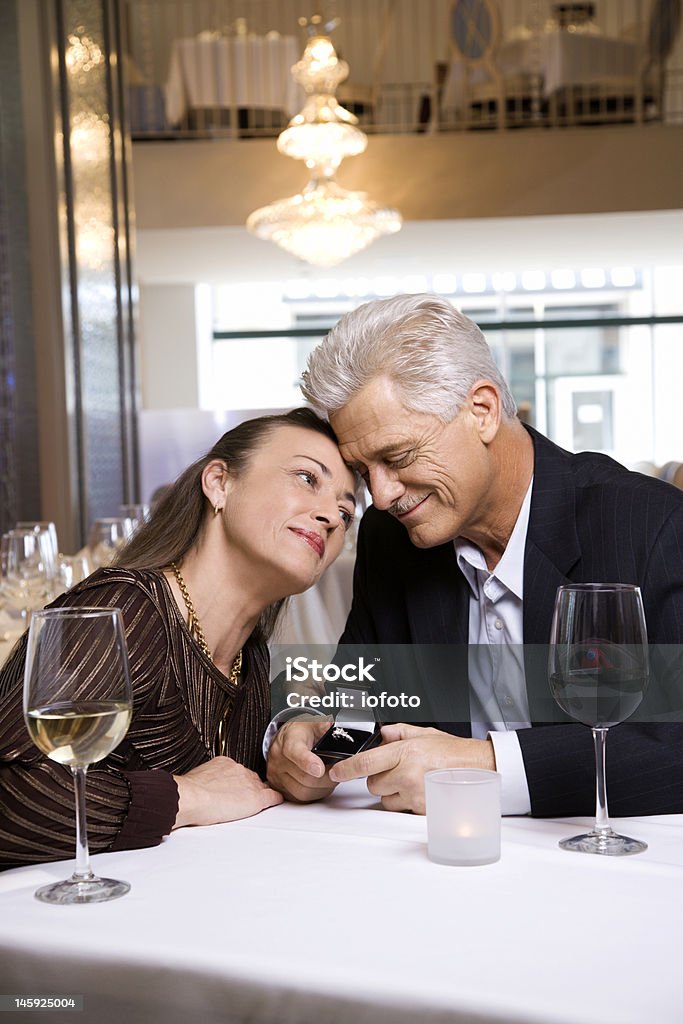 Uomo propone alla donna. - Foto stock royalty-free di 45-49 anni