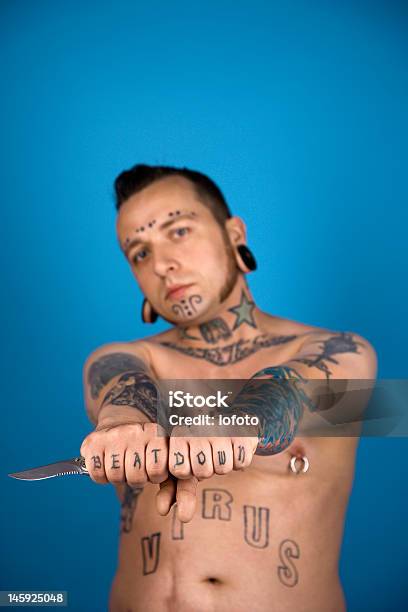 Tattooed Homem A Segurar A Faca - Fotografias de stock e mais imagens de Tatuagem - Tatuagem, Costeleta - Pelo Facial, Articulação - Mão Humana