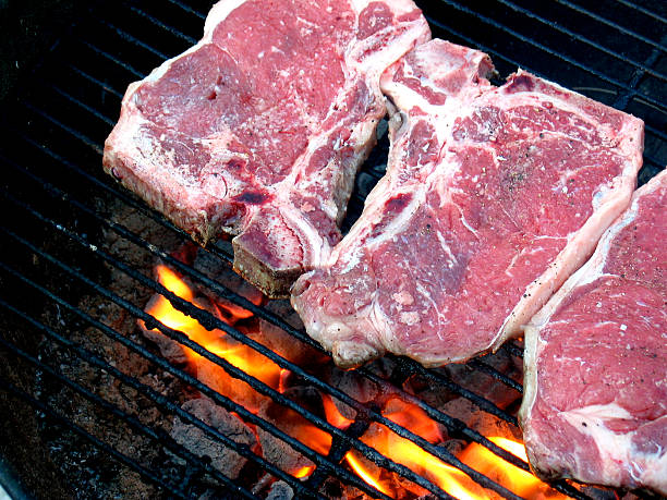 Jugoso infrecuentes chuletas T florentinas a la parrilla - foto de stock