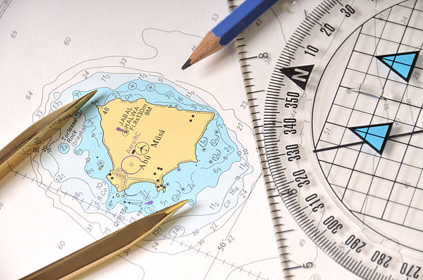 la geometría de herramientas en un mapa - geometry geometric shape protractor mathematics fotografías e imágenes de stock