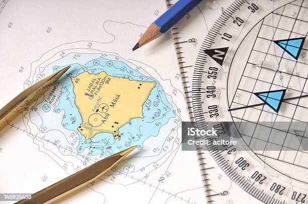 La Geometría De Herramientas En Un Mapa Foto de stock y más banco de imágenes de Carta náutica - Carta náutica, Marinero, Compás de dibujo