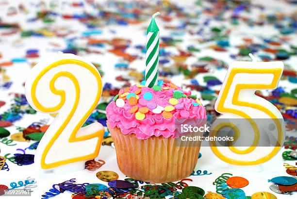 Celebration Cupcake Mit Kerzezahl 25 Stockfoto und mehr Bilder von Ansicht aus erhöhter Perspektive - Ansicht aus erhöhter Perspektive, Bunt - Farbton, Cupcake