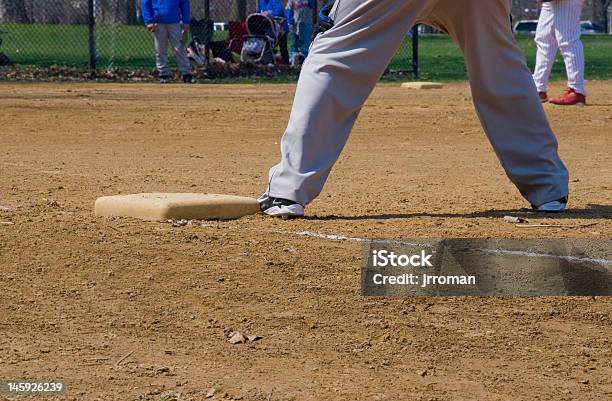 Photo libre de droit de Homme Sur Deux Premiers banque d'images et plus d'images libres de droit de Activité de loisirs - Activité de loisirs, Amateur, Balle de baseball