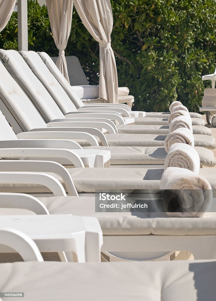 Chaises longues au bord de la piscine - Photo de Piscine de complexe balnéaire libre de droits