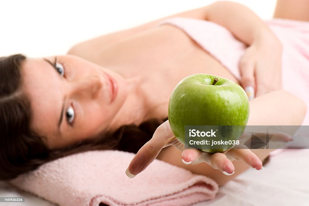 여자아이 및 사과나무 - 로열티 프리 건강한 생활방식 스톡 사진
