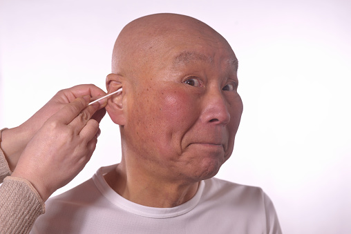 Cleaning the ears of the elderly through nursing care