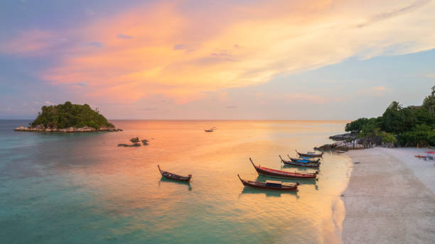日の出のボート ビーチット リペ島、サトゥーン県、南部、タイ。 - southern thailand ストックフォトと画像