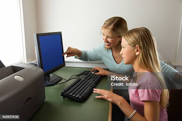 구슬눈꼬리 및 딸이다 컴퓨터 부모에 대한 스톡 사진 및 기타 이미지 - 부모, 십대, 컴퓨터 모니터
