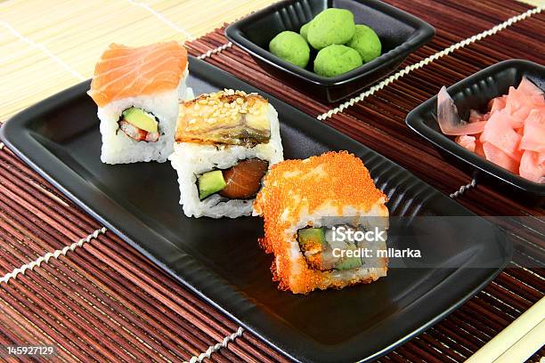 Sushi W Brązowy Serwetka - zdjęcia stockowe i więcej obrazów Awokado - Awokado, Azja, Biały