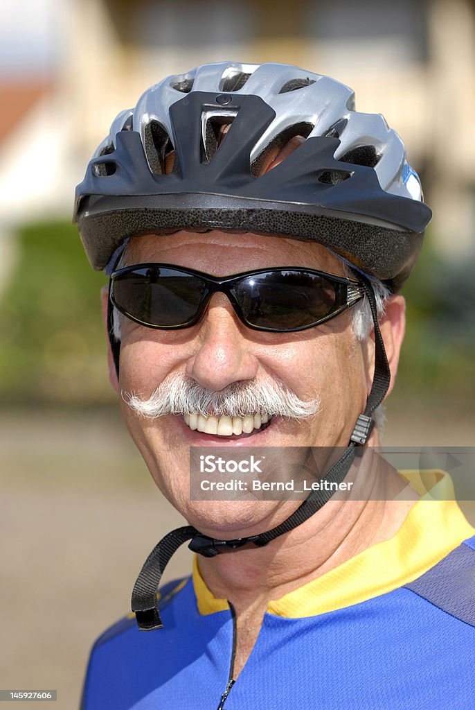 Sênior mit Fahrradhelm - Foto de stock de Capacete de Ciclismo royalty-free