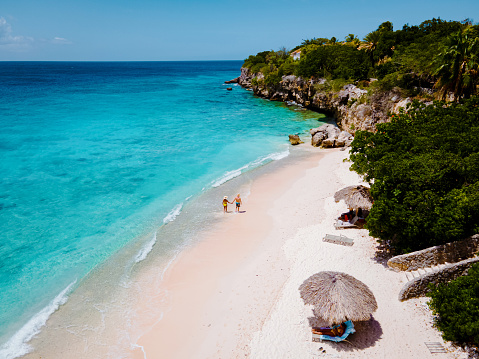 Playa Kalki Curazao playa tropical mar Caribe, pareja caminando por la playa photo