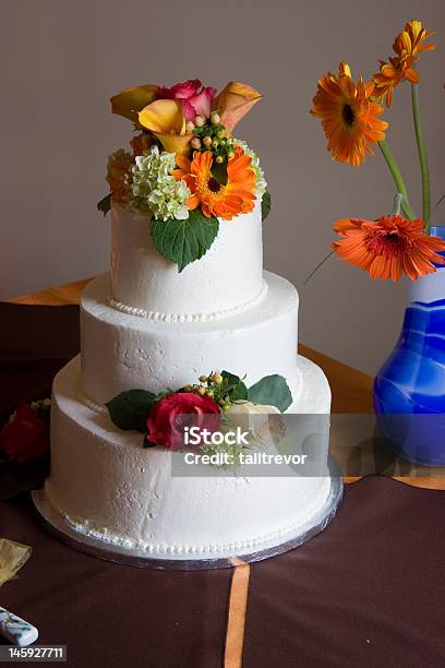 Hochzeitstorte Stockfoto und mehr Bilder von Blumenbouqet - Blumenbouqet, Drei Gegenstände, Einzelne Blume