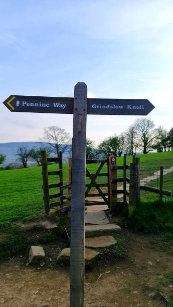 sign in the countryside, showing the pennine way and the grindslow knoll - pennine way imagens e fotografias de stock