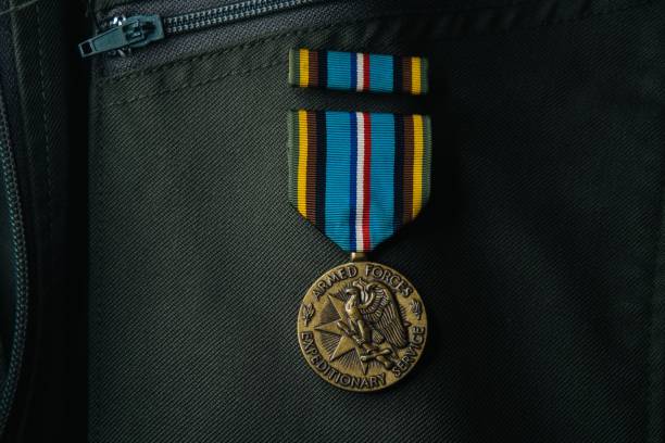 유니폼에 매달린 정통 미국 원정 서비스 메달 - armed services expeditionary medal 뉴스 사진 이미지