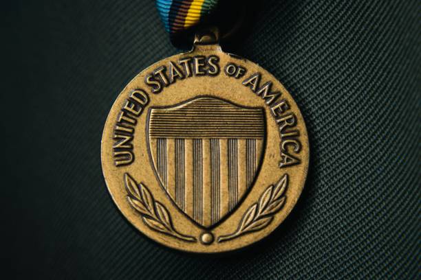 유니폼에 매달린 정통 미국 원정 서비스 메달 - armed services expeditionary medal 뉴스 사진 이미지