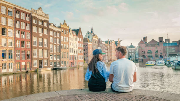 암스테르담 가을 시즌 동안 네덜란드 , 남녀 커플이 암스테르담 도시를 방문 - amsterdam canal netherlands dutch culture 뉴스 사진 이미지
