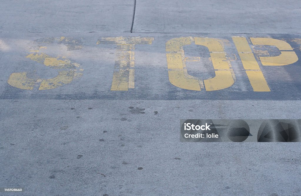 오버워터 팻말 서면 콘크리트 바닥에 육상용 - 로열티 프리 개념 스톡 사진