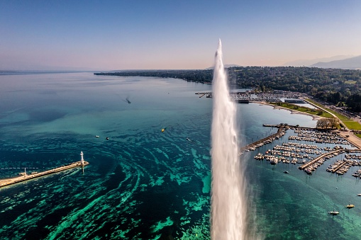 An aerial shot of the Jet d'Eau fountain in Geneva, Switzerland
