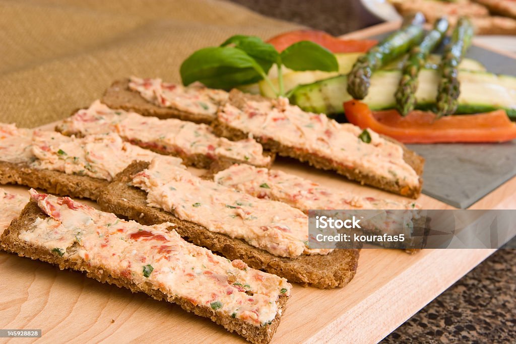 Hors-d'œuvre sur du pain entier avec du fromage de chèvre italien - Photo de Pâte à tartiner libre de droits