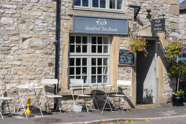 sala de chá aisseford em ashford-in-the-water no parque nacional peak district em derbyshire, inglaterra - cafe coffee shop sidewalk cafe menu - fotografias e filmes do acervo