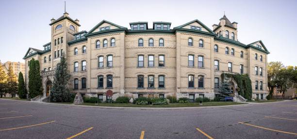 panoramablick auf die clark hall und das originalgebäude der brandon university in manitoba, kanada - university of manitoba stock-fotos und bilder