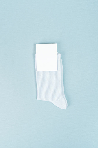 istock Un par de calcetines blancos con etiquetas en blanco. 1459296853