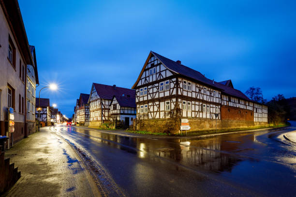 el histórico pueblo de herleshausen por la noche - tudor style house residential structure cottage fotografías e imágenes de stock