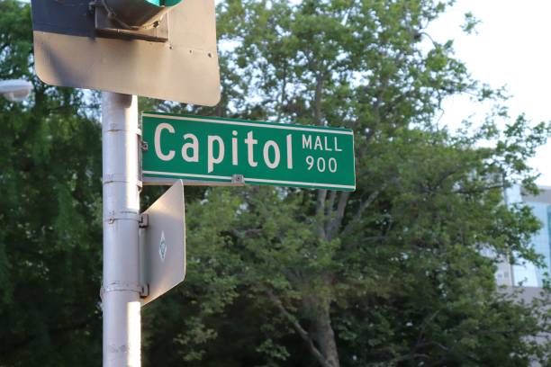 istock Green sign on a post showing direction to the Capitol Mall 1459299833