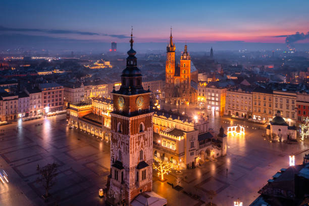 altstadt von krakau mit erstaunlicher architektur im morgengrauen, polen. - cloth hall stock-fotos und bilder