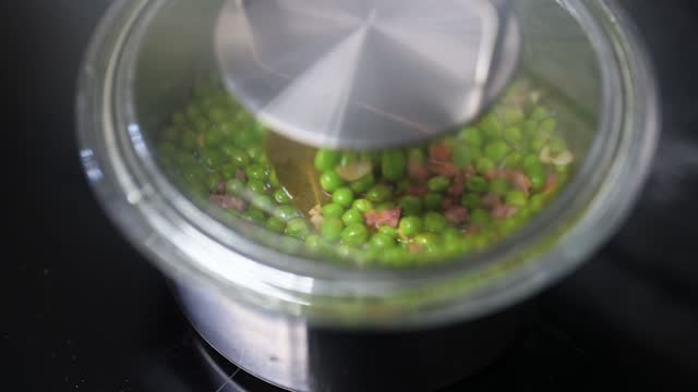 Cooking green peas with ham