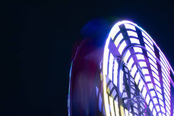 夜の照らされた観覧車の長時間露光ショット - ferris wheel wheel blurred motion amusement park ストックフォトと画像