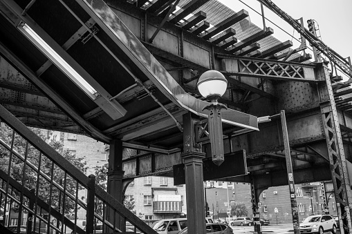 A grayscale shot of bridge with lanterns in Brooklyn, New York