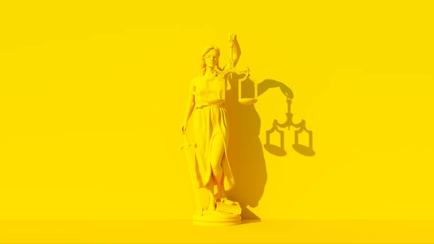 gelbe lady justice statue personifizierung des justizsystems traditioneller schutz und gleichgewicht moralische kraft für gut und lawfare gelber hintergrund - iustitia stock-fotos und bilder