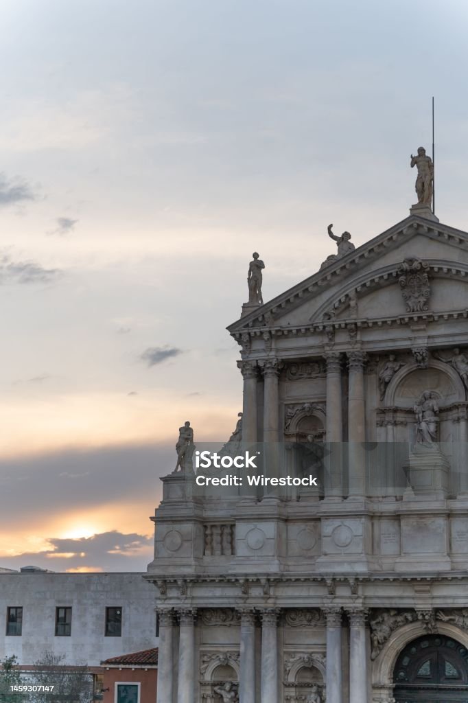 Toma Vertical De Carlo Maderna Iglesia De Santa Susana Con Puesta De Sol En Góndola Venecia Italia Foto de stock y más banco de imágenes de Aire libre - iStock Toma Vertical De Carlo Maderna Iglesia De Santa Susana Con Puesta De Sol En Góndola Venecia Italia Foto de stock y más banco de imágenes de Aire libre - iStock