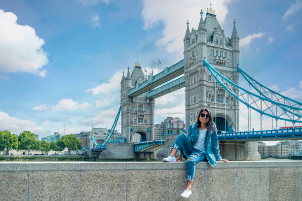 ロンドンの有名な場所でテムズ川沿いのロンドンの市内旅行でアジア人女性、タワーブリッジ - tower bridge uk london england people ストックフォトと画像