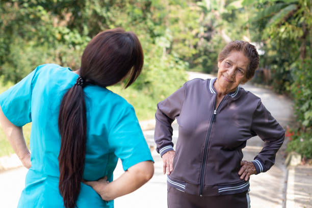 看護師は、可動性と健康を改善するために、股関節のストレッチ運動で年配の女性を指導します。 - active seniors women senior adult mature adult ストックフォトと画像