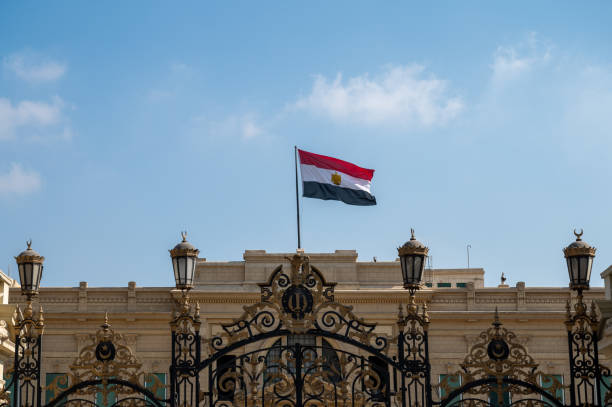 palácio de al abdeen, cairo, egito - egyptian flag flag africa middle east - fotografias e filmes do acervo